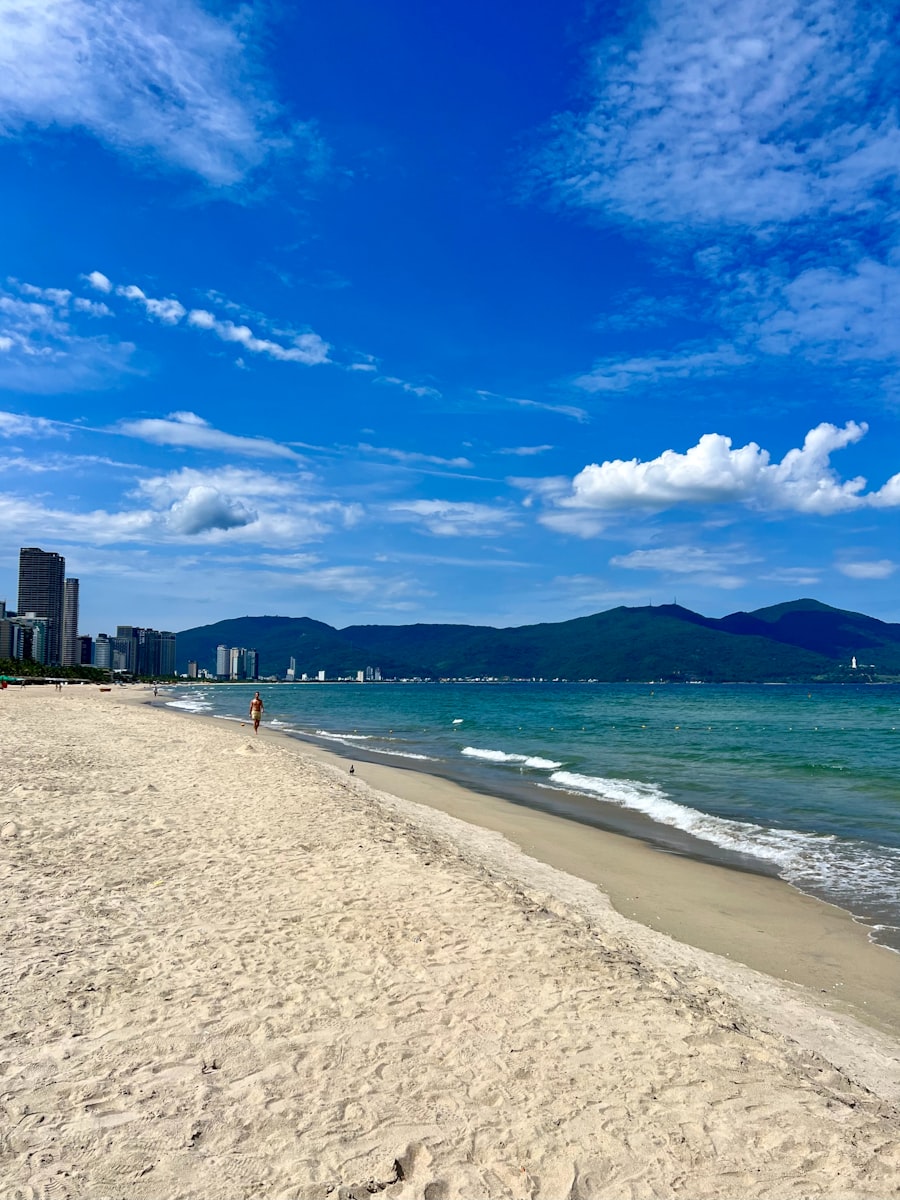 산과 도심을 배경으로 한 다낭의 넓은 백사장 해변